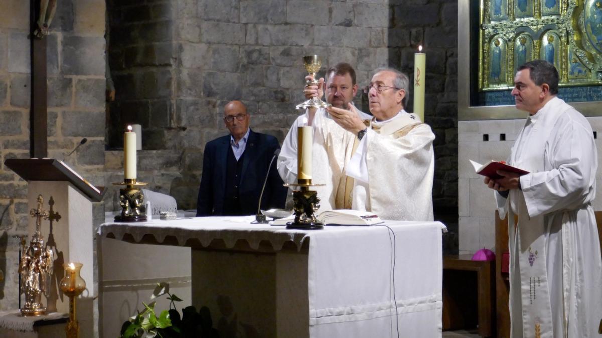 El arzobispo Francisco Pérez presidió la misa mayor.