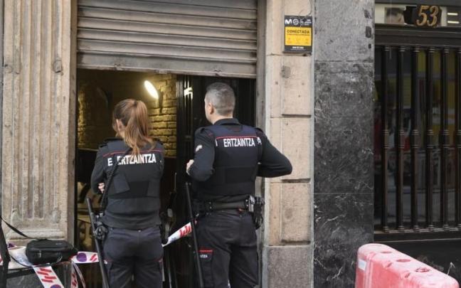 Dos Ertzainas frente al local Hilargi