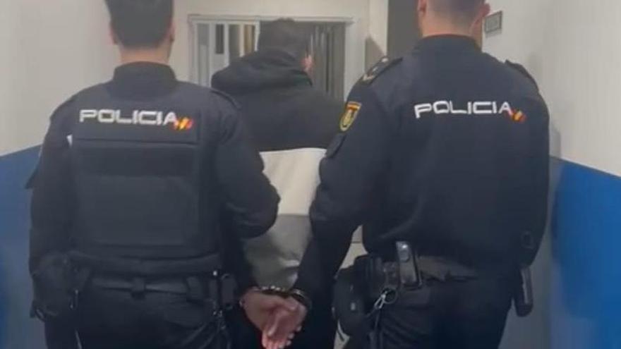 El detenido tras ser detenido por la Policía Nacional.