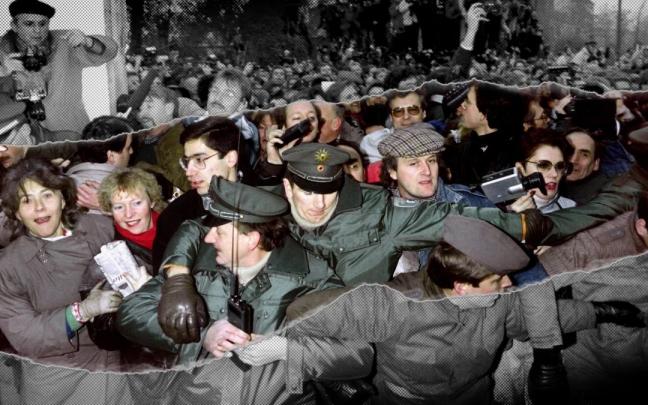Imagen del episodio dedicado a 1989 en el que se recuerda la ca&iacute;da del Muro de Berl&iacute;n.
