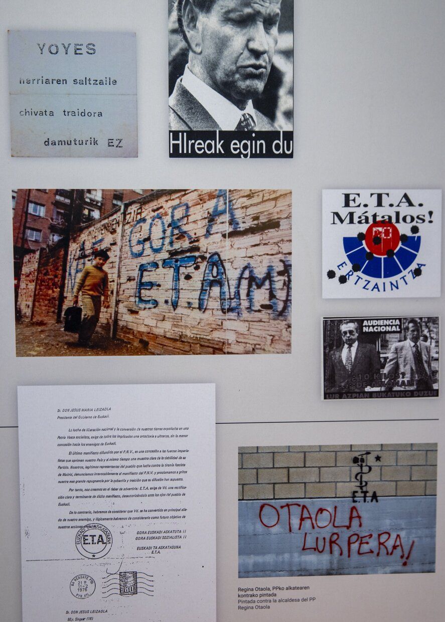 Pasquines, cartas de ETA y fotografías recogidas en la exposición "En la diana", sobre los años de persecución en Gipuzkoa.