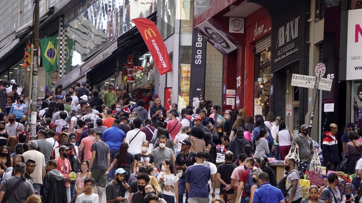 Paseantes en las calle de São Paulo (Brasil).