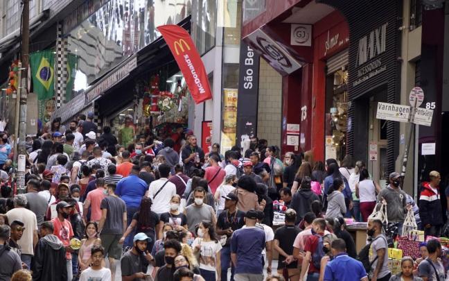 Paseantes en las calle de São Paulo (Brasil).