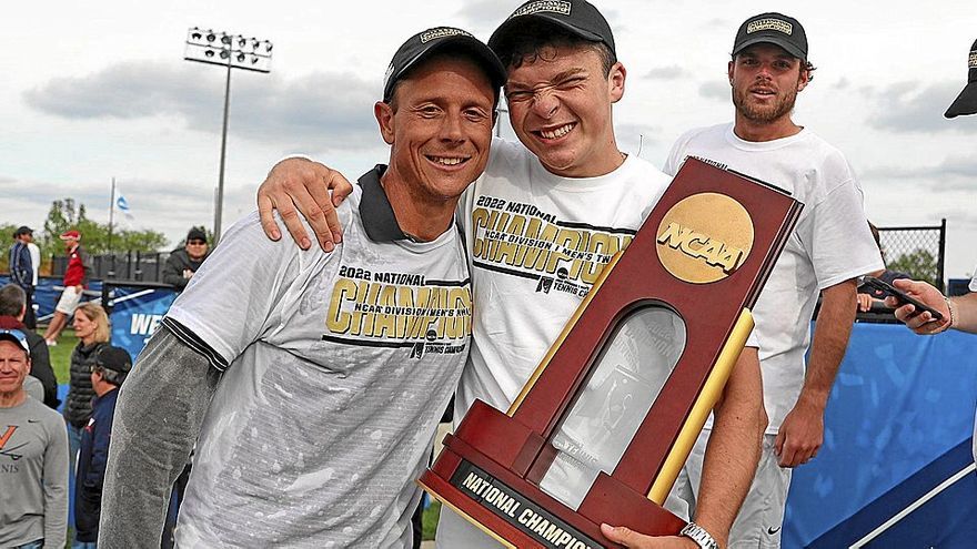 Iñaki Montes junto a Andrés Pedroso, su entrenador en la Universidad de Virginia.