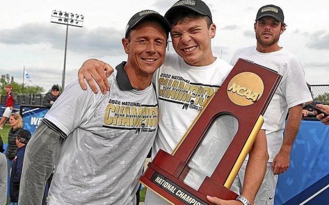 I&ntilde;aki Montes junto a Andr&eacute;s Pedroso, su entrenador en la Universidad de Virginia.
