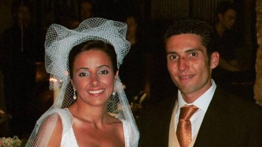 Carmen Alcayde y su marido, el día de su boda en 2003.