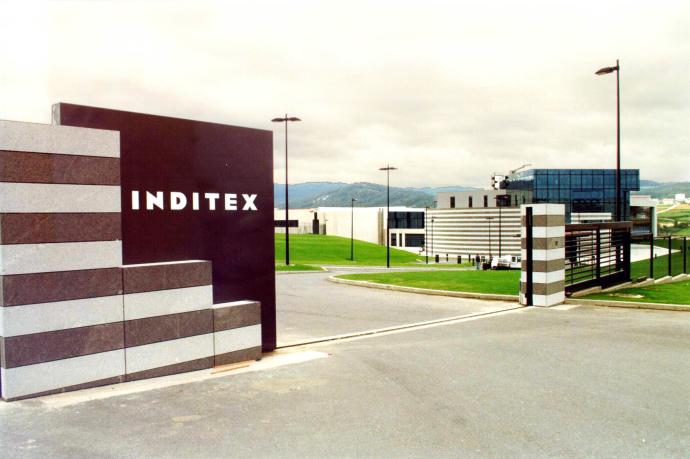 El logo de Inditex en la entrada de la sede.