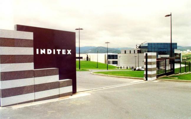 El logo de Inditex en la entrada de la sede. El logo de Inditex en la entrada de la sede.