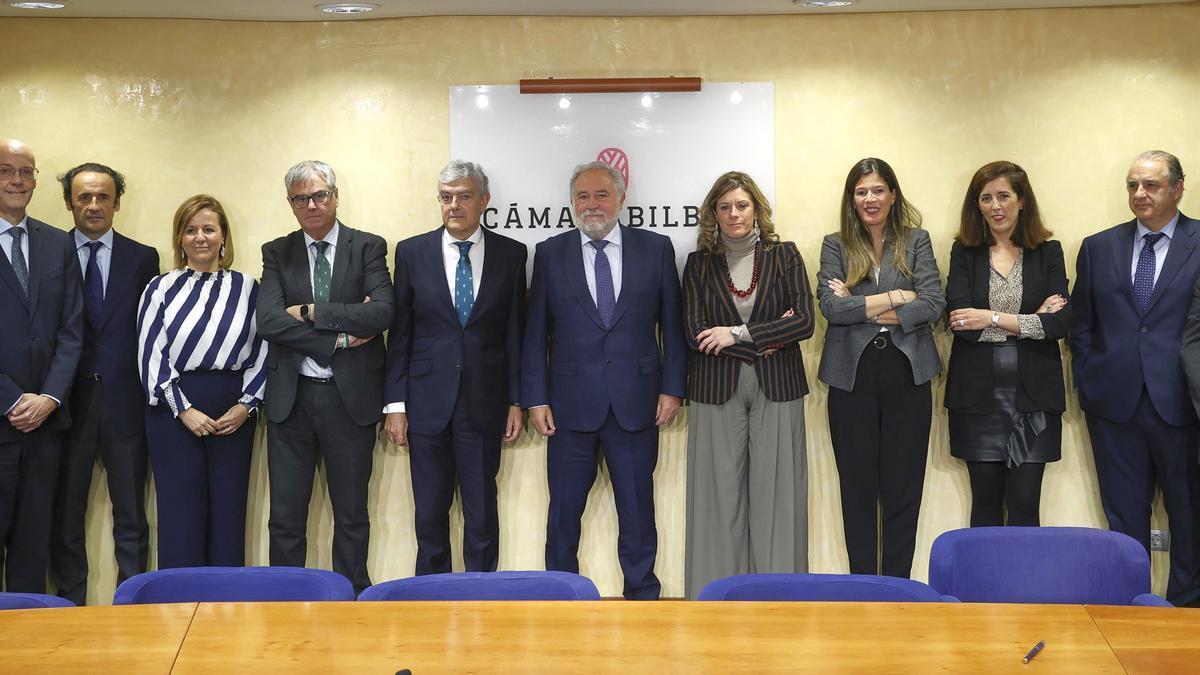 El nuevo presidente de la Cámara de Comercio, José Ignacio Zudaire, y su comité ejecutivo.