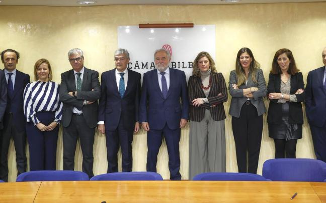 El nuevo presidente de la Cámara de Comercio, José Ignacio Zudaire, y su comité ejecutivo.