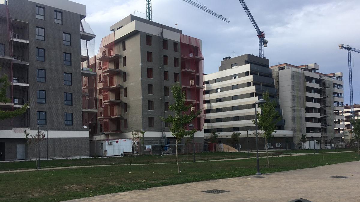 Viviendas en construcción junto al parque de Olarizu