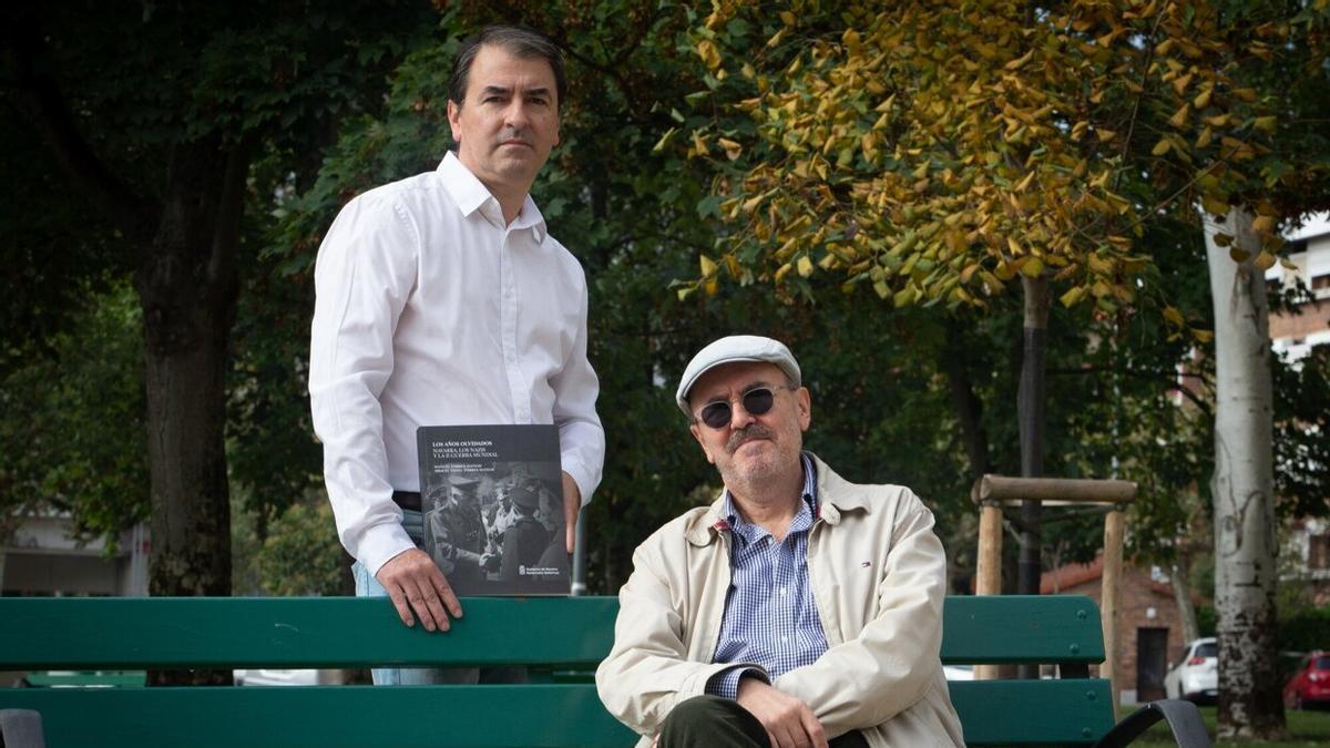 Miguel Ángel Torres Mateos ( a la izquierda) y su hermano Manuel, con un ejemplar de su libro.