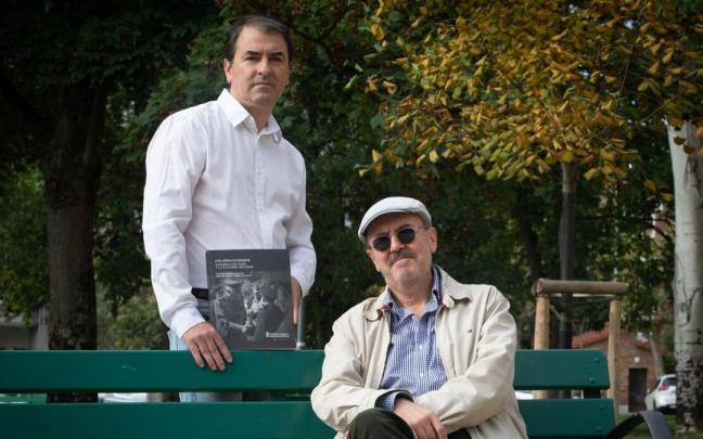 Miguel Ángel Torres Mateos ( a la izquierda) y su hermano Manuel, con un ejemplar de su libro. Miguel Ángel Torres Mateos ( a la izquierda) y su hermano Manuel, con un ejemplar de su libro.