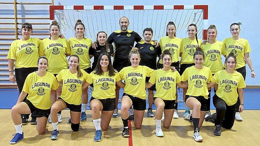 La plantilla del Lagunak, con los técnicos David Carvajal y Carlos Bermejo en el centro.