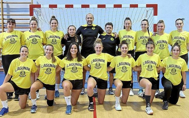 La plantilla del Lagunak, con los técnicos David Carvajal y Carlos Bermejo en el centro.