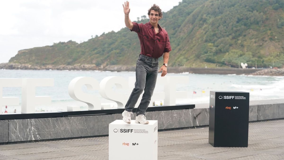 El actor Miguel Herrán posa para los fotógrafos en las terrazas del Kursaal