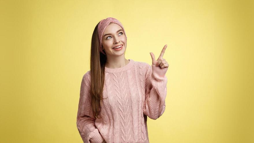 Una chica complementa su 'look' con una diadema.