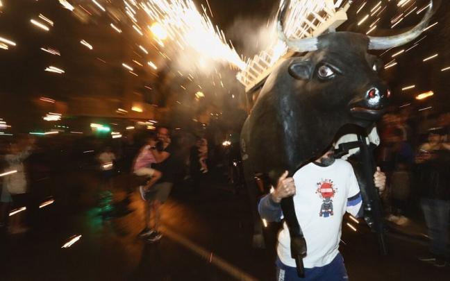 Carreras ante el zezen suzko en la noche donostiarra