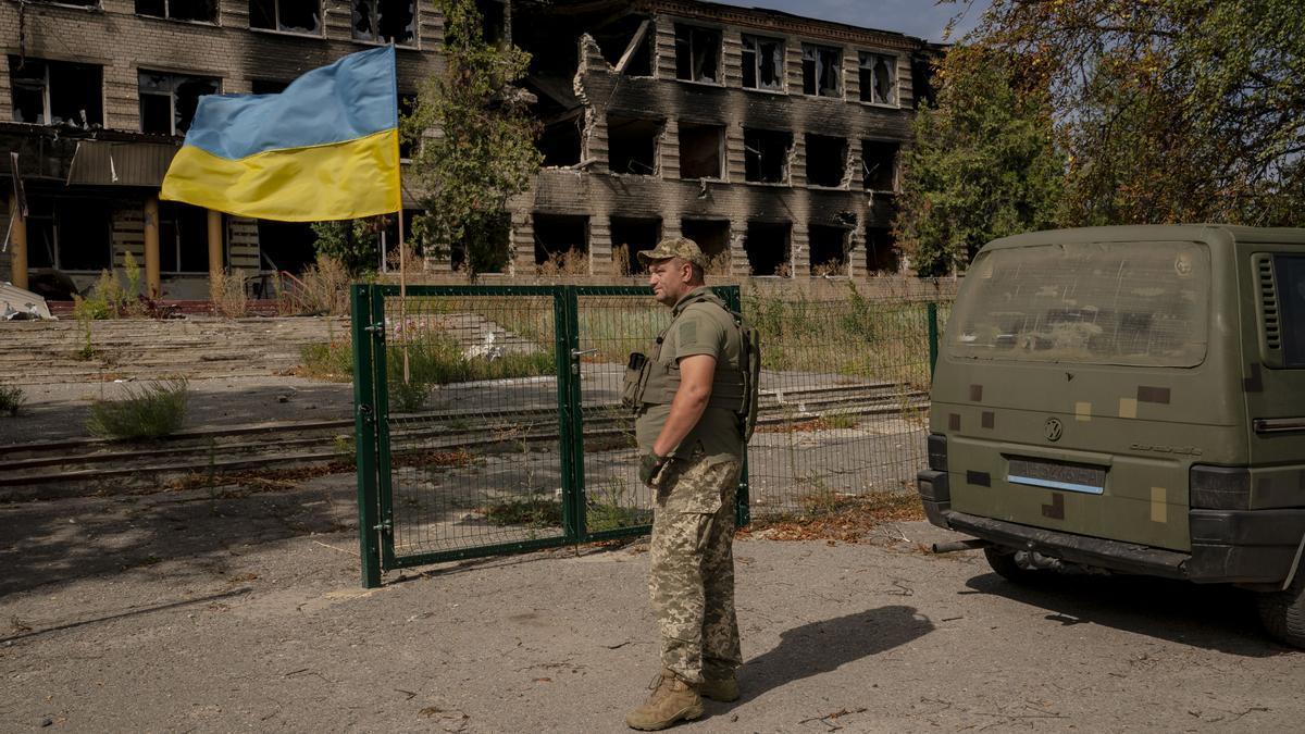 Un soldado ucraniano fuera de un edificio destruido cerca de Kharkiv, Ucrania.