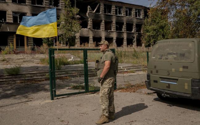 Un soldado ucraniano fuera de un edificio destruido cerca de Kharkiv, Ucrania. Un soldado ucraniano fuera de un edificio destruido cerca de Kharkiv, Ucrania.