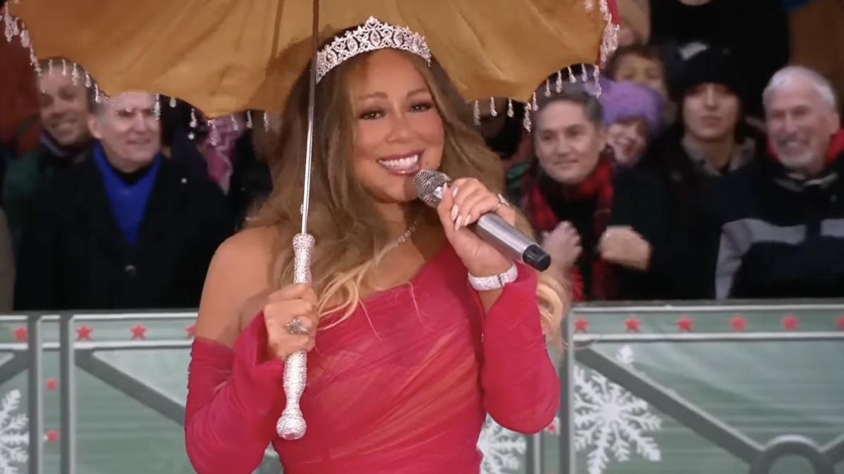 Mariah Carey interpreta 'All I want for Christmas is you' durante el desfile de Acción de Gracias en Nueva York.
