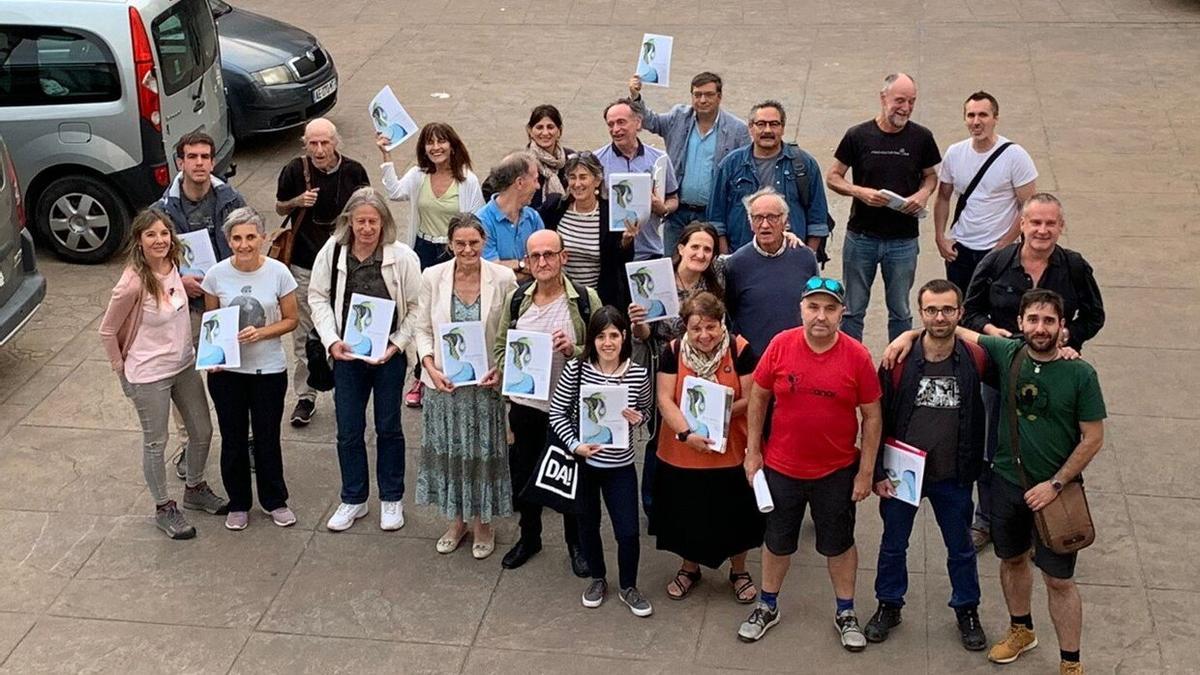 Varios de los participantes en la lectura continuada, en la plaza de Amaiur.