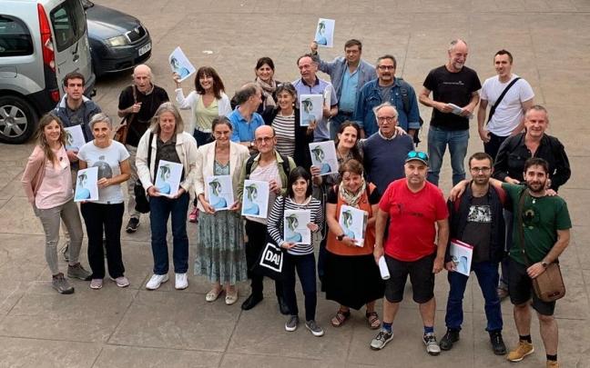 Varios de los participantes en la lectura continuada, en la plaza de Amaiur. Varios de los participantes en la lectura continuada, en la plaza de Amaiur.