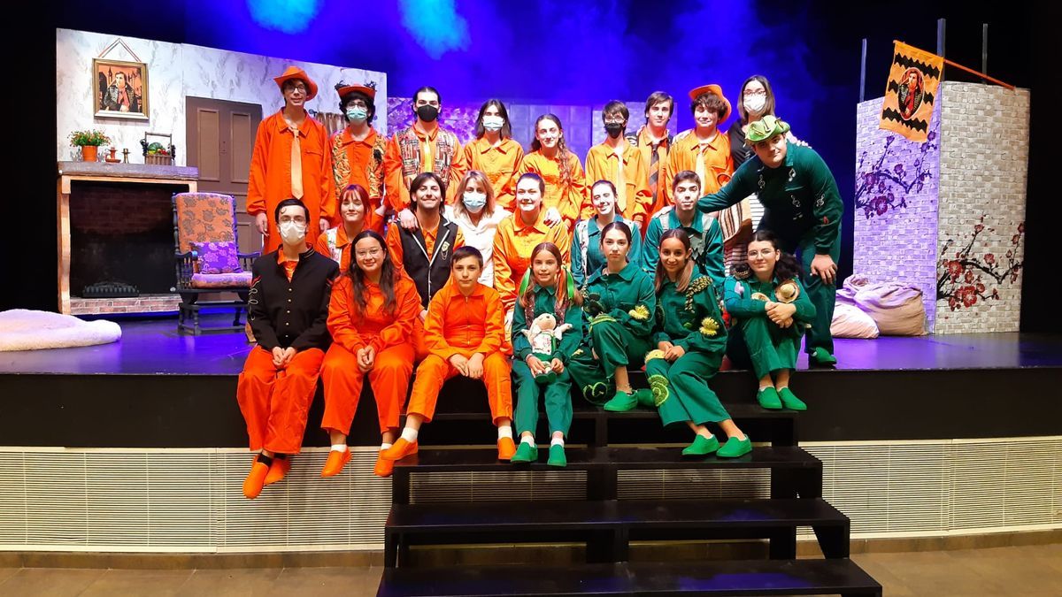 El Grupo de Teatro Joven del IES Valle del Ebro de Tudela en una representación