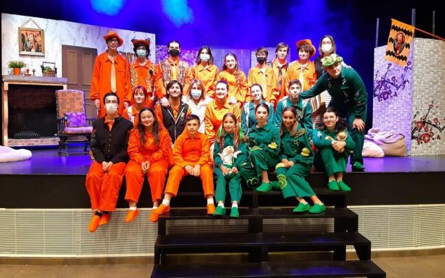 El Grupo de Teatro Joven del IES Valle del Ebro de Tudela en una representaci&oacute;n