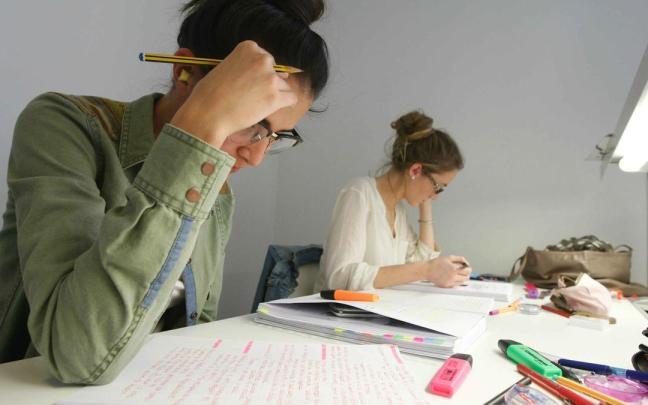 Estudiantes en una biblioteca.