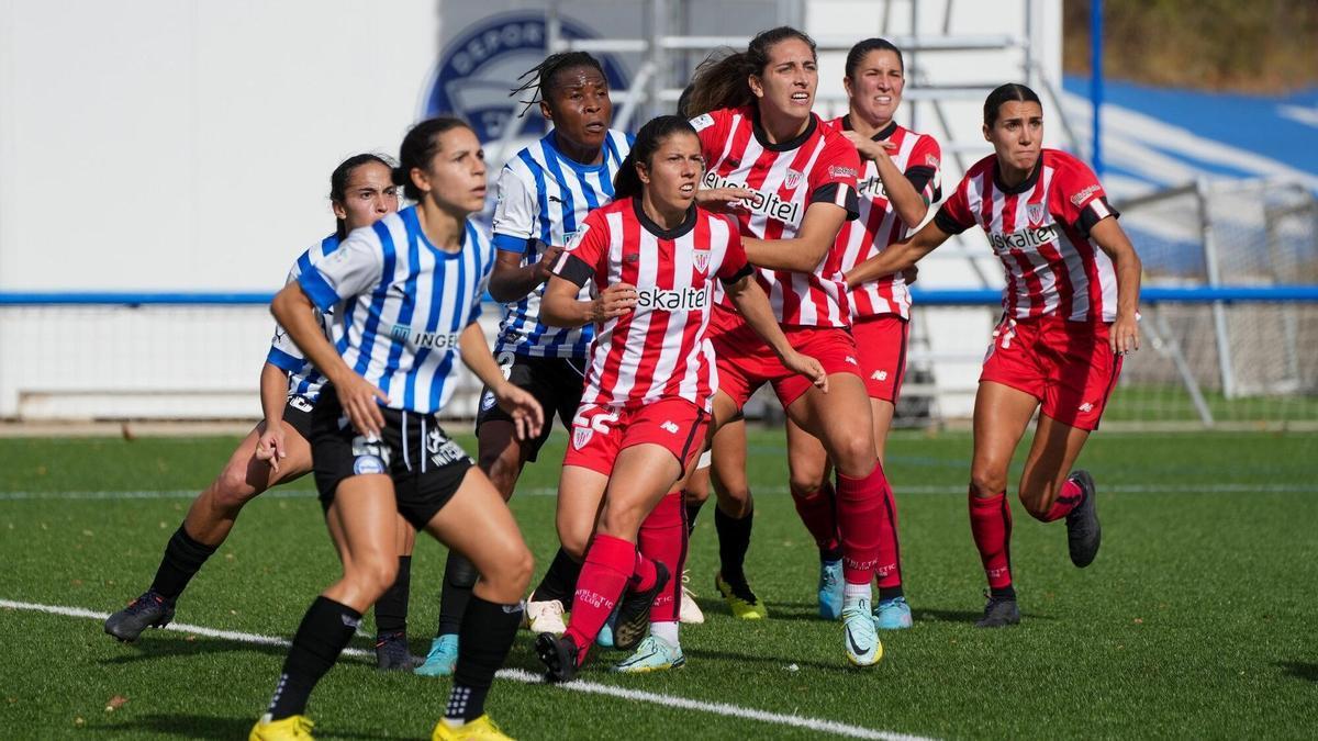 Las jugadoras del Alavés y del Athletic se preparan para una acción a balón parado.