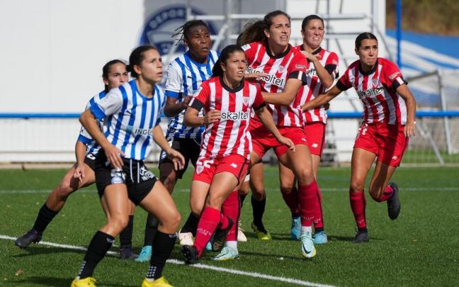 Las jugadoras del Alavés y del Athletic se preparan para una acción a balón parado.