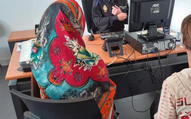 Una de las personas detenidas, en dependencias policiales.