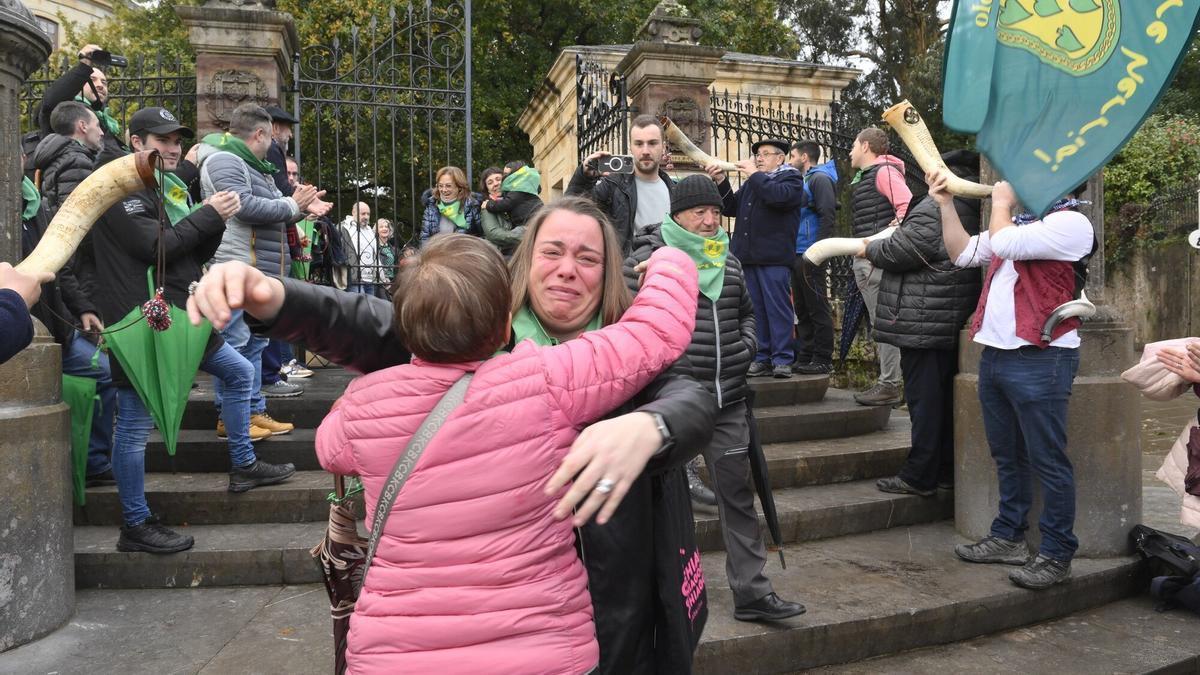 Vecinos de Usansolo expresan su alegria en los aledaños de las Juntas Generales de Gernika el día que se aprobó la segregación de Galdakao