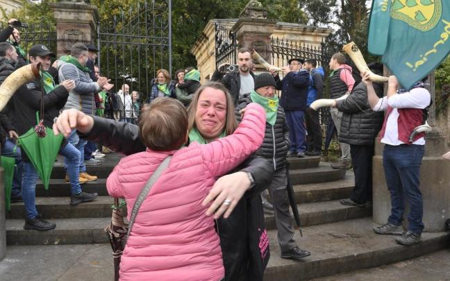 Vecinos de Usansolo expresan su alegria en los aledaños de las Juntas Generales de Gernika el día que se aprobó la segregación de Galdakao