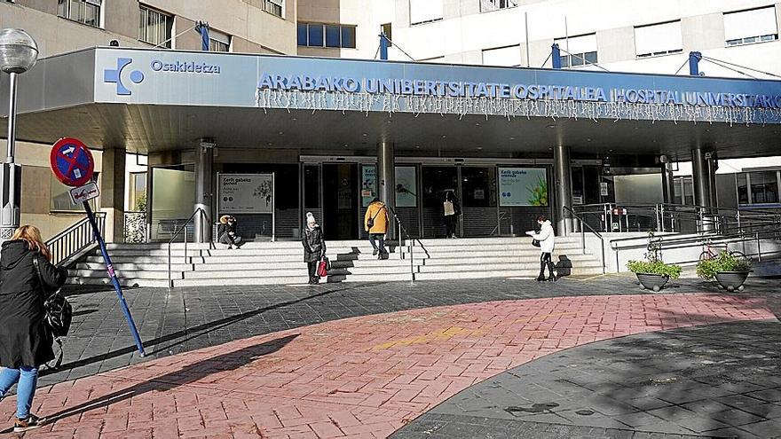 Acceso principal a la sede Txagorritxu del Hospital Universitario Araba (HUA).