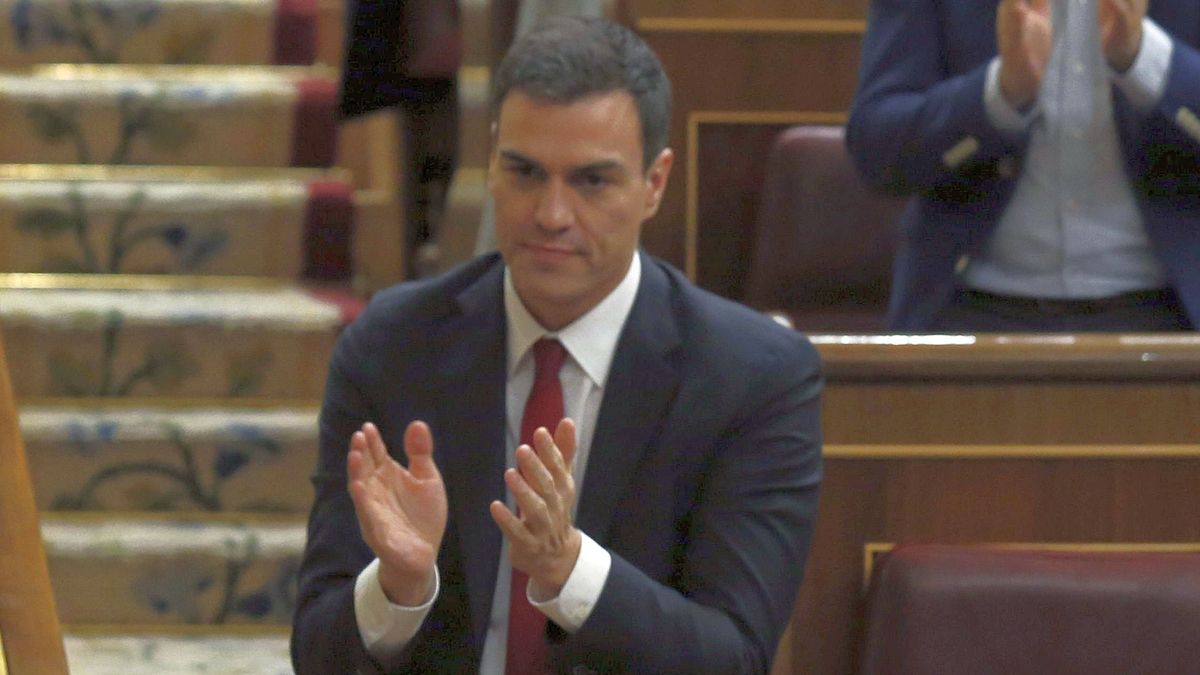 Pedro Sánchez aplaude a Patxi López cuando éste fue elegido presidente del Congreso.