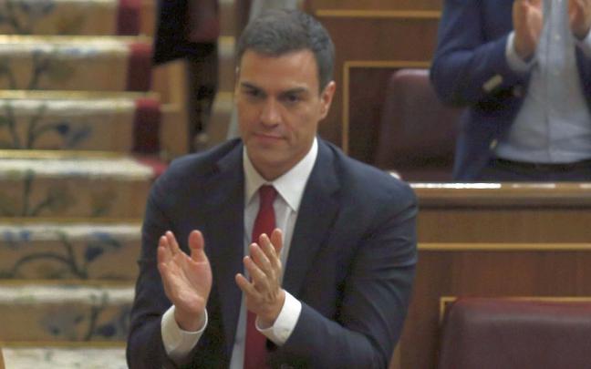 Pedro Sánchez aplaude a Patxi López cuando éste fue elegido presidente del Congreso. Pedro Sánchez aplaude a Patxi López cuando éste fue elegido presidente del Congreso.