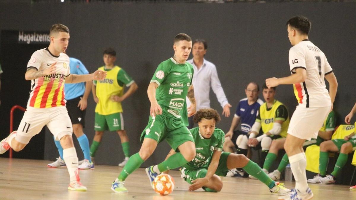 Fabinho conduce el balón, con Juninho por los suelos.