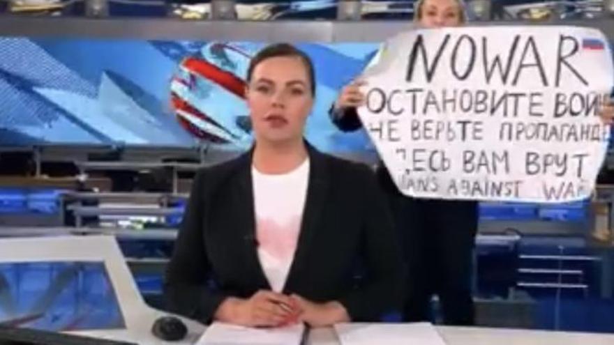 Maria Ovsianikova interrumpió a mediados de marzo una emisión en directo al aparecer con una pancarta de contenido pacifista y contraria a la guerra en Ucrania.