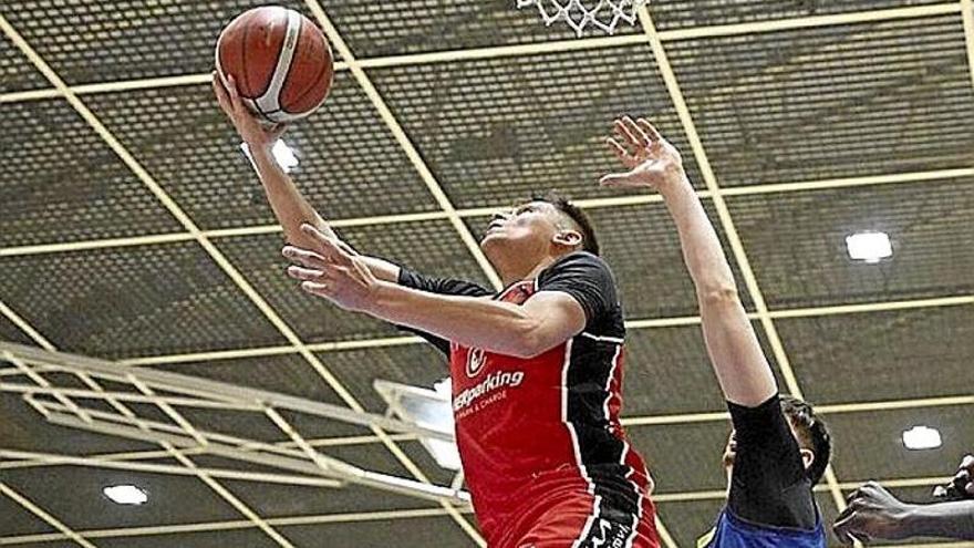 Herrera, m&aacute;ximo anotador, entra a canasta. | FOTO: UNAI BEROIZ