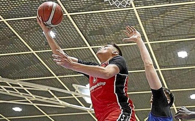 Herrera, m&aacute;ximo anotador, entra a canasta. | FOTO: UNAI BEROIZ