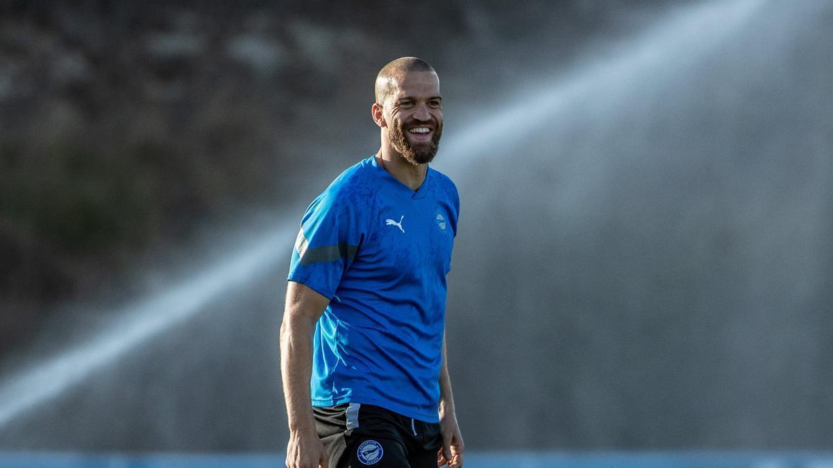 Víctor Laguardia, sonriente durante el entrenamiento del lunes por la tarde en Ibaia