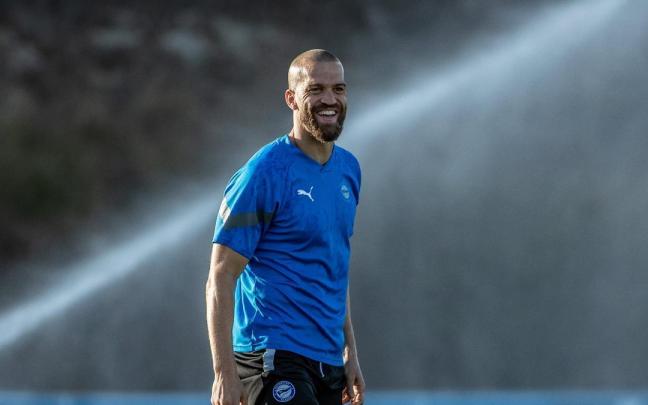 V&iacute;ctor Laguardia, sonriente durante el entrenamiento del lunes por la tarde en Ibaia