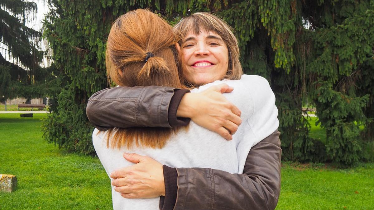 Marina Crespo, enfermera y voluntaria de Kideak, abraza a Loubna, que prefiere ocultar su rostro para el reportaje.