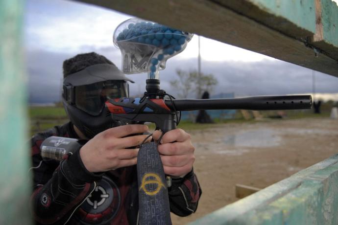 Un joven jugando al paintball