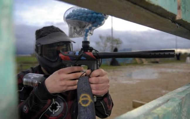 Un joven jugando al paintball Un joven jugando al paintball