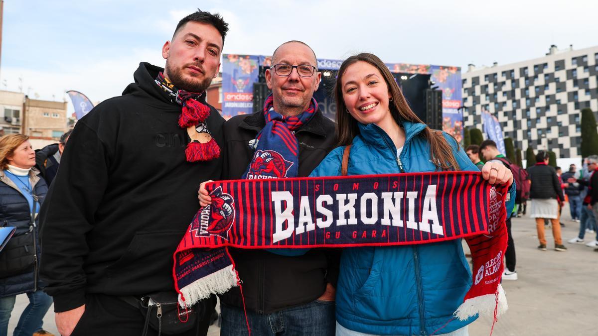 En imágenes: Los primeros aficionados del Baskonia en Badalona