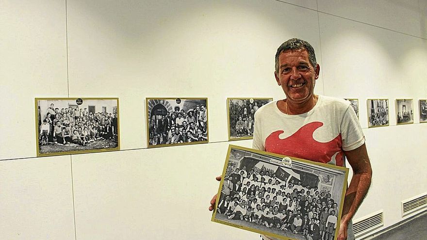 El diseñador agoizko Alfredo León sostiene en la sala de exposiciones una de las 57 instantáneas de la muestra.