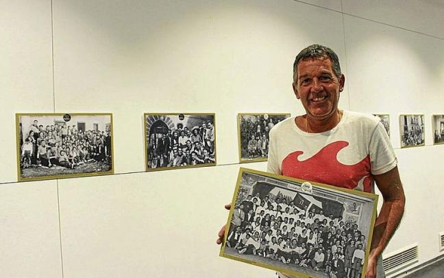 El diseñador agoizko Alfredo León sostiene en la sala de exposiciones una de las 57 instantáneas de la muestra.